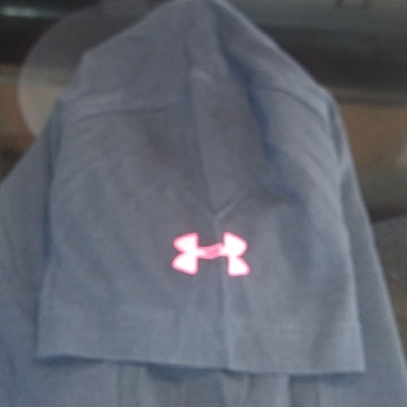 🦇 Under armor -DC comics tee🦇 - Picture 4 of 8